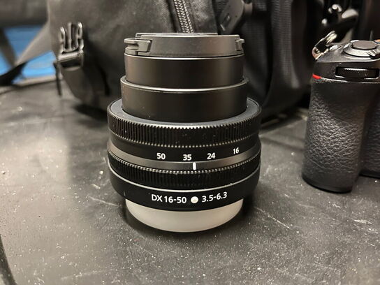 Nikon Z-DX 16-50 Kitsæt samt taske med diverse foto udstyr