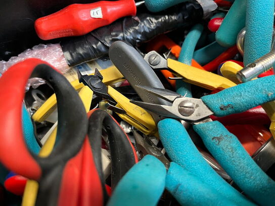 Kasse med blandet værktæj