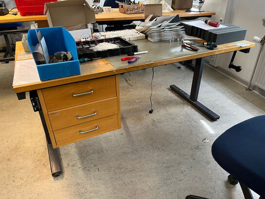 Manuelt hæve sænkebord i træ med stål ramme
