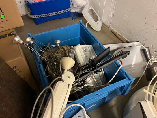 Blandet lot. Assoreret lamper og andet kontor udstyr
