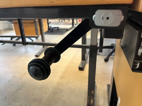 Manuelt hæve sænkebord i træ med stål ramme