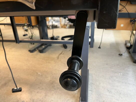 Manuelt hæve sænkebord i træ med stål ramme