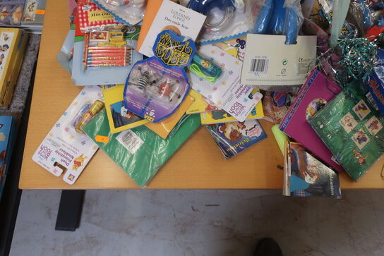 Div. legetøj, pynt m.m.