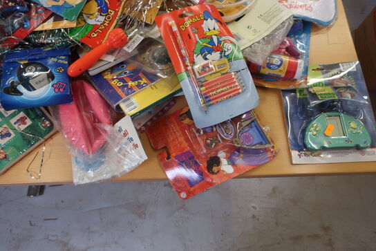 Div. legetøj, pynt m.m.