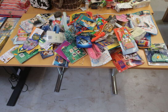 Div. legetøj, pynt m.m.