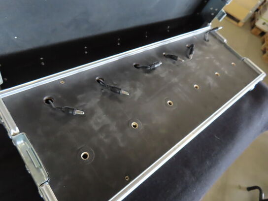 Flightcase til 6 stk. Guitarpedaler, inkl strømkabler