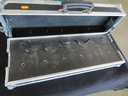 Flightcase til 6 stk. Guitarpedaler, inkl strømkabler