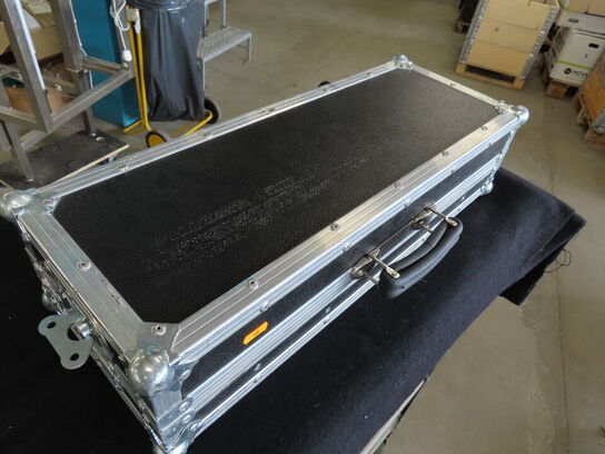 Flightcase til 6 stk. Guitarpedaler, inkl strømkabler