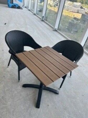 Cafesæt med bord og to stole