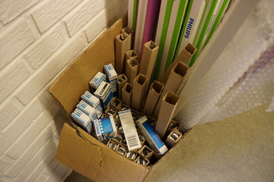 Kasse med diverse lysstofsrør 