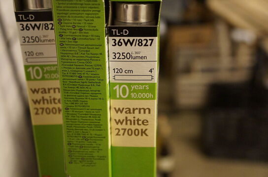 Kasse med diverse lysstofsrør 