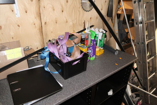 Arbejdsbord med skuffer med indhold (maskiner medfølger ikke)