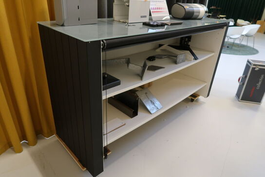 Reol med afskærmning uden indhold