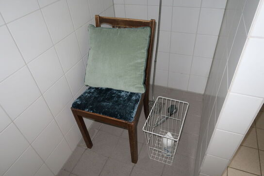 Lammeskind, skab, skammel, stol m.m.