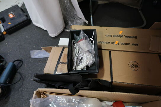 Kuffert samt kasse med div. Varelager