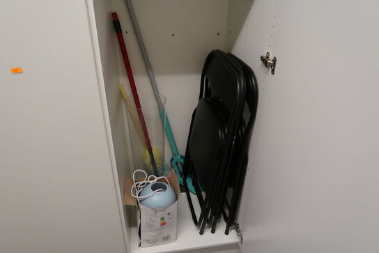 Garderobeskab med indhold (lamper medfølger ikke)