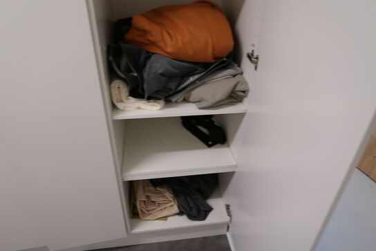 Garderobeskab med indhold (lamper medfølger ikke)