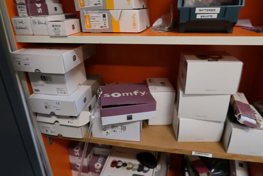 Reol med div. Reservedele