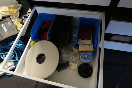 Arbejdsbord med skuffer med indhold (maskiner medfølger ikke)