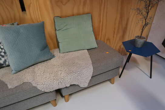 2 stk. puf, sofapuder samt sofabord