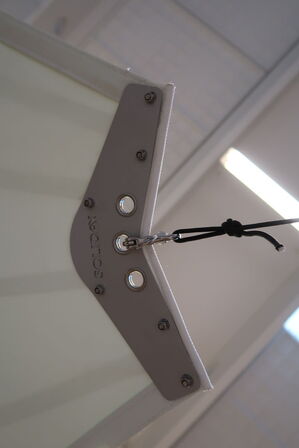 Elektrisk sejlafskærmning SOLIDAY med 4 stk. pæle