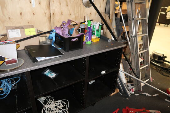 Arbejdsbord med skuffer med indhold (maskiner medfølger ikke)