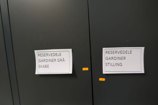 Skab med div. Reservedele