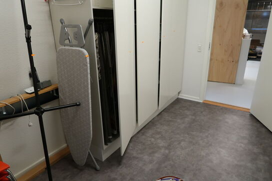 Garderobeskab med indhold (lamper medfølger ikke)