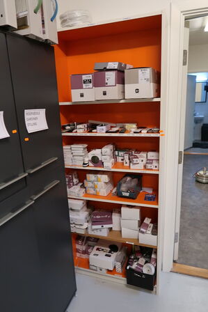 Reol med div. Reservedele