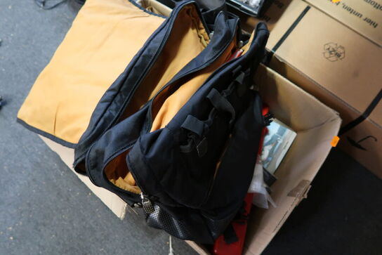 Kuffert samt kasse med div. Varelager