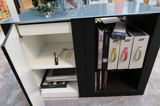 2 stk. skabe/reoler med indhold