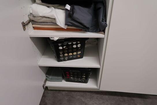 Garderobeskab med indhold