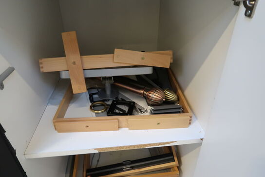 2 stk. skabe/reoler med indhold