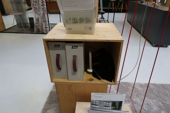 3 stk. reoler/kasser med indhold