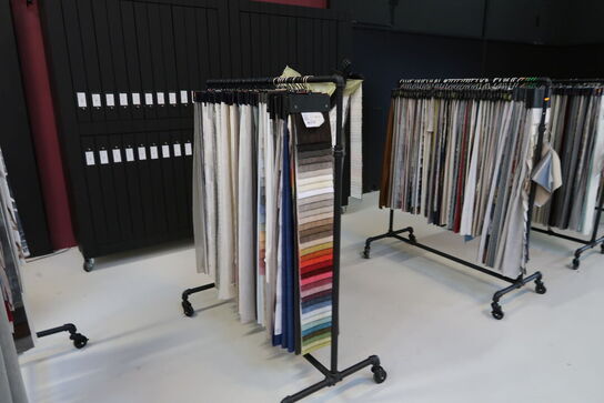 Mannequin samt 6 stk. stativer med vareprøver