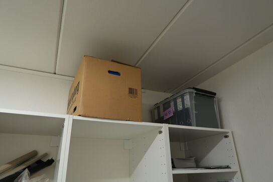 Garderobeskab med indhold