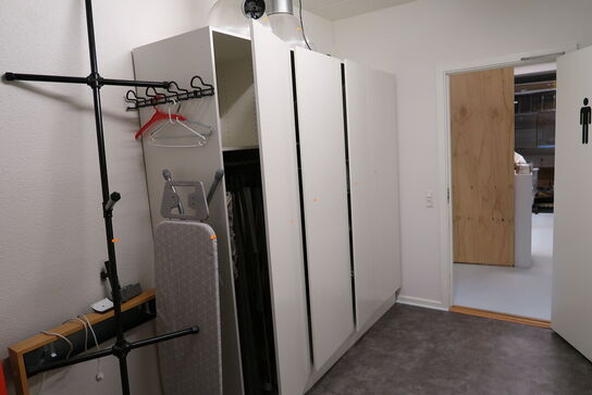 Garderobeskab med indhold (lamper medfølger ikke)