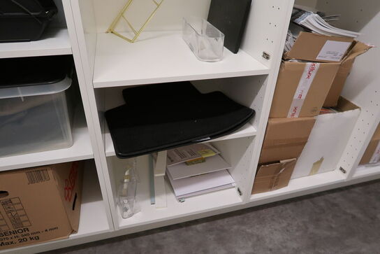 Garderobeskab med indhold