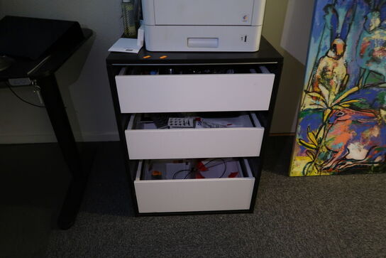 Skab med 3 stk. skuffer med indhold