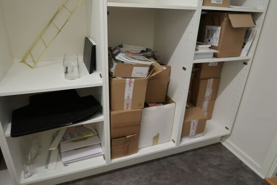 Garderobeskab med indhold