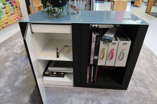 2 stk. skabe/reoler med indhold