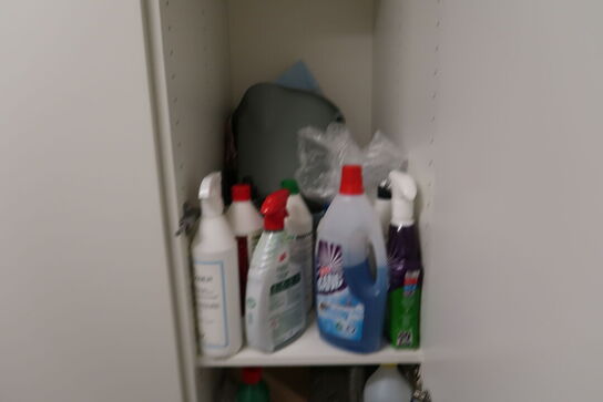 Garderobeskab med indhold (lamper medfølger ikke)