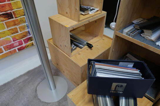 Div. Reoler/kasser med indhold (lampe medfølger ikke)