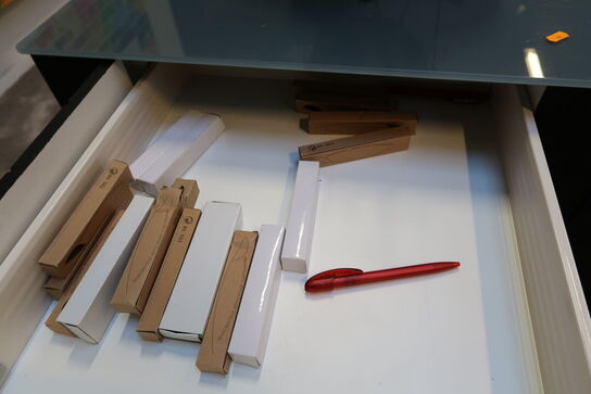 2 stk. skabe/reoler med indhold