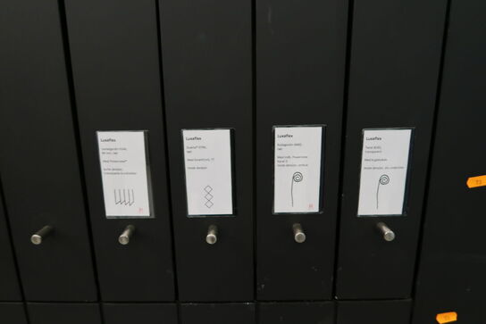 Udstillingsdisplay med div. Vareprøver og varelager