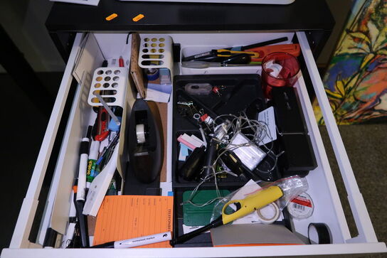 Skab med 3 stk. skuffer med indhold