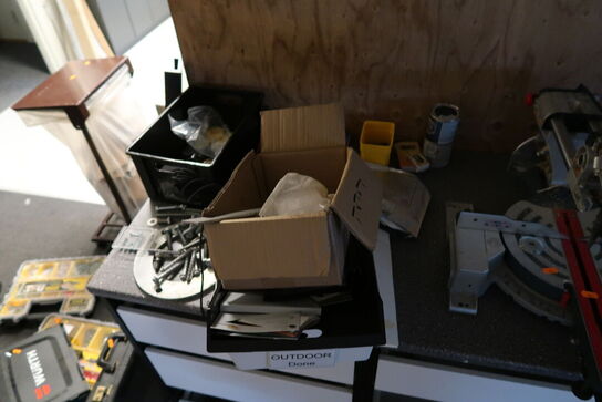 Arbejdsbord med skuffer med indhold (maskiner medfølger ikke)