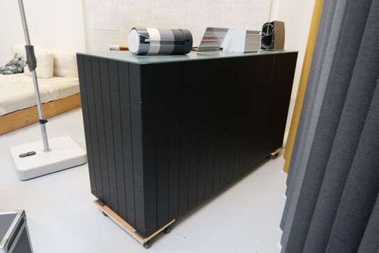 Reol med afskærmning uden indhold