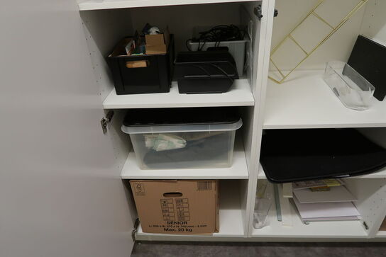 Garderobeskab med indhold