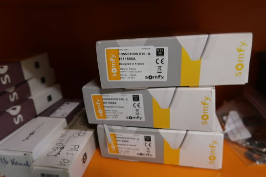 Reol med div. Reservedele